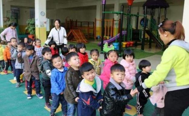 「超级宝妈」幼儿园布置家用车调查作业，聪明妈妈想出巧办法，众人都说好