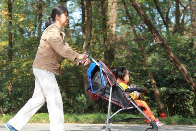 老人需要帮子女带孩子吗？当代年轻父母的回答，既现实又无奈