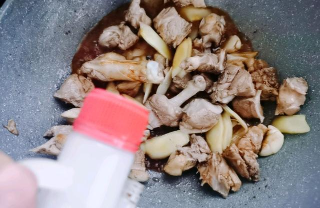 冬天，吃牛羊肉不如吃它，15块钱1斤，好吃不上火