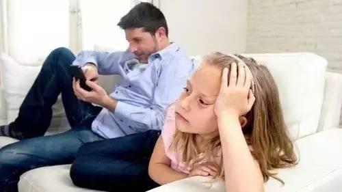 你的育儿经▲5岁男宝陪妈妈上班，不哭不闹超懂事，“丧偶式育儿”多可悲？