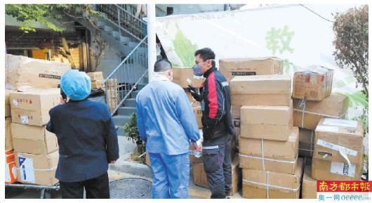 [南方都市报]广州万名快递小哥奔波在疫线