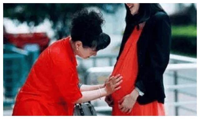 [你的育儿经]婆婆拒剖腹产，让产妇咬牙坚持，26岁产妇大出血去世，原因引热议