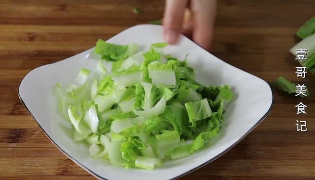 白菜别再直接炒了，加1块豆腐，比吃肉还过瘾，上桌连汤汁都不剩