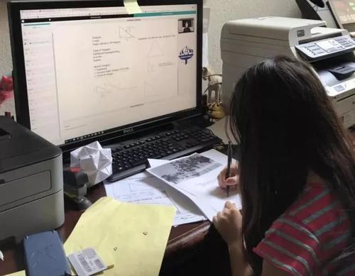 【你的育儿经】2岁妹妹替哥哥上网课、写作业，网友：全网最操心的“尿不湿”