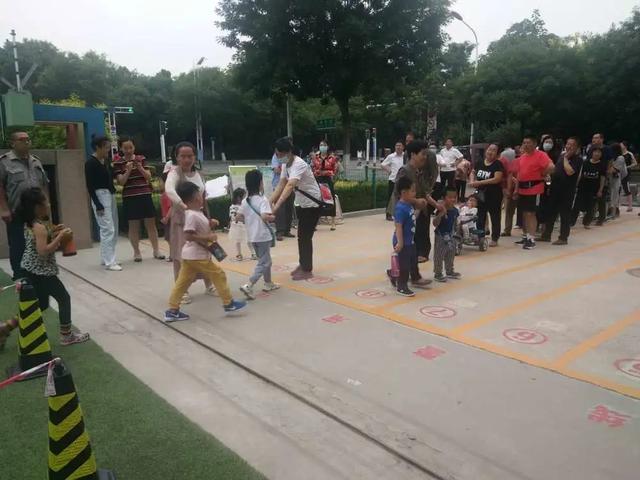 齐鲁东营资讯|亲亲宝贝欢迎“回家”——广饶街道中心幼儿园的开园第一天