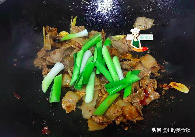 入冬后，最馋这道菜，比回锅肉还香，每回炒一盘，一锅米饭不够吃