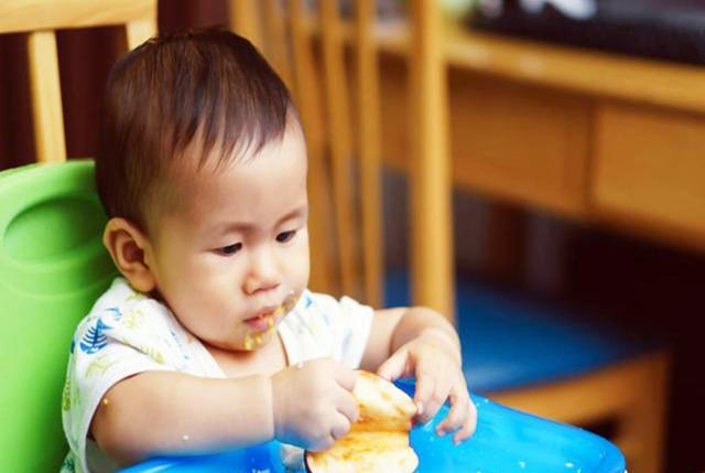 冬天是宝宝积食的高发期，这几类辅食最好别碰，既没营养还不长个