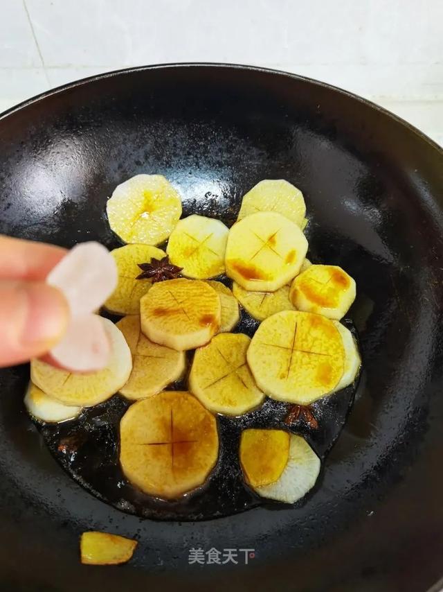 浇汁萝卜：冬日萝卜赛人参，软糯鲜香，比肉都好吃