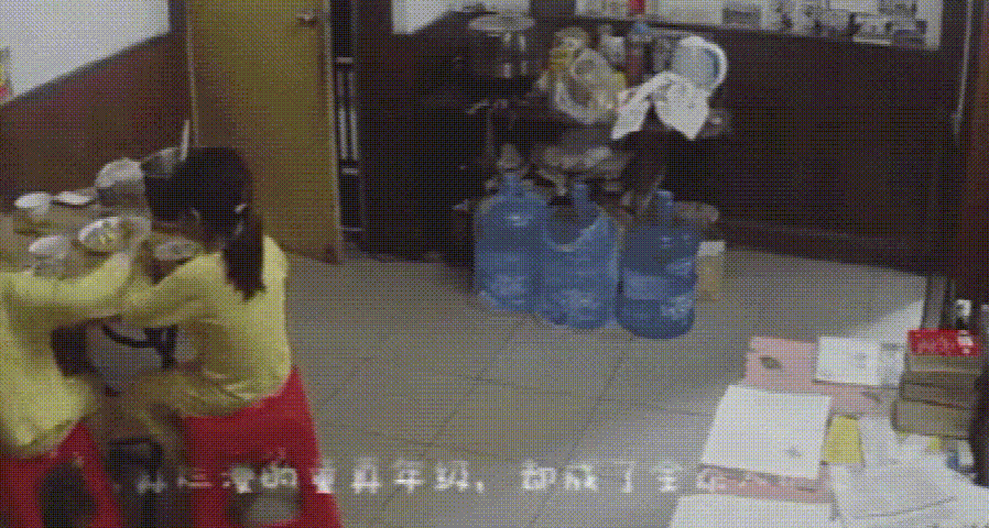 你的育儿经@承受亲爸妈和弟弟的“拳脚相加”，她不哭不闹，网友：不配当父母