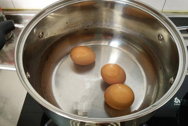 来到东北才知道，大蒜还有这吃法，跟鸡蛋一起吃，给红烧肉也不换