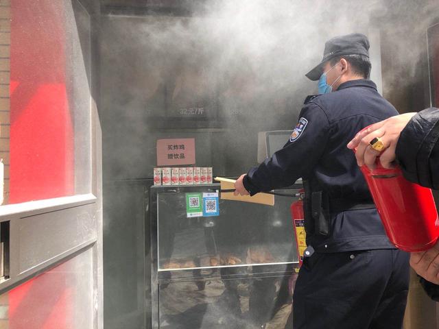 『燕赵都市报』路遇快餐店冒烟起火沧州巡警停车扑救