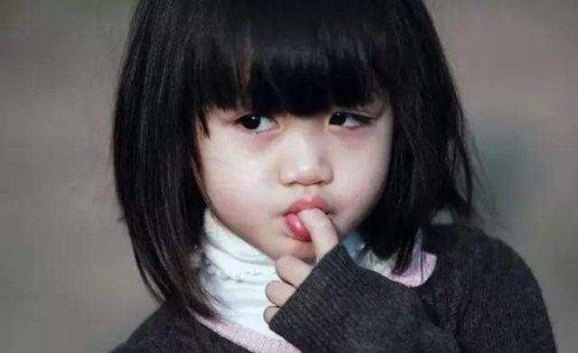超级宝妈▲从小“爱咬指甲”的孩子，长大会变如何？专家：逃不开2种结局
