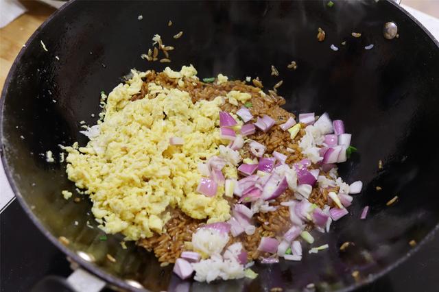 做蛋炒饭，记得“软炒”鸡蛋，每一勺米里都有蛋花，松软颗粒分明