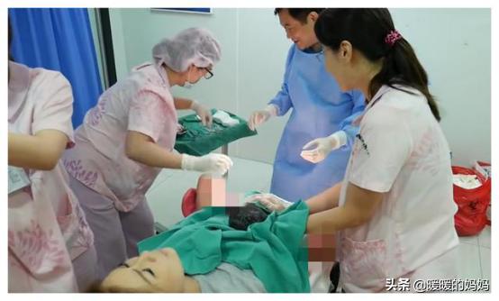 超级宝妈@产妇用力生娃，“噗”的一声响后，产房充满了味道，医生做法亮了