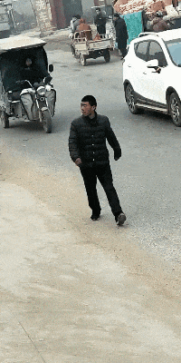 爆笑gif:真是拔河界的一股泥石流