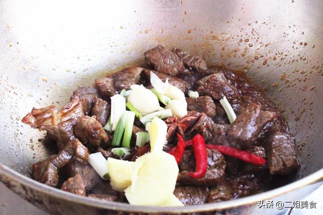 做红烧牛肉，只放生抽就错了，大厨：“多加2白”，入味还不塞牙