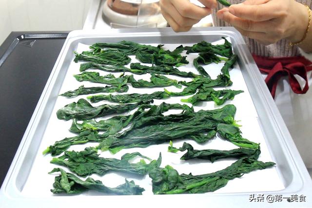 『吃天下』孩子的辅食别乱买！菠菜晾干打粉自己做，安全营养无添加