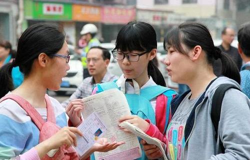 『超级宝妈』老师要求上传背诵视频，爷俩一起作弊，网友：当爹的心可真大