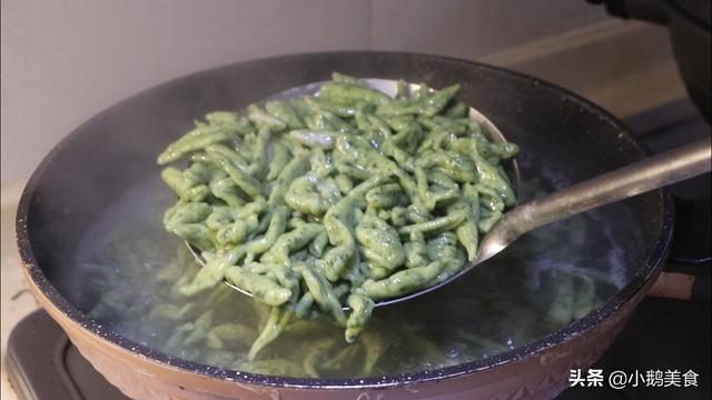 [你的育儿经]孩子不爱吃菠菜，妈妈加4个番茄这样做一锅，孩子吃得比辣条还香