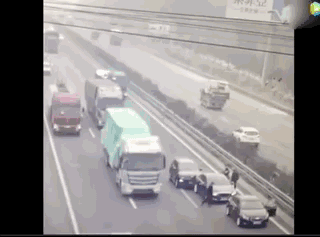 20张车祸现场动图，没车也得看！