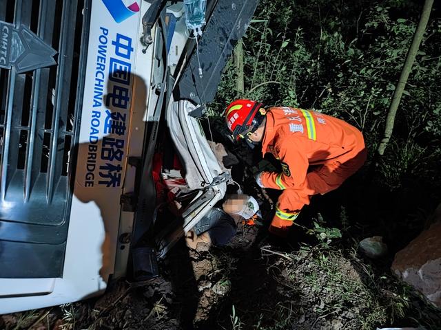 南川|视频 | 急！罐车夜间侧翻公路边坡随时可能下滑 司机被压动弹不得