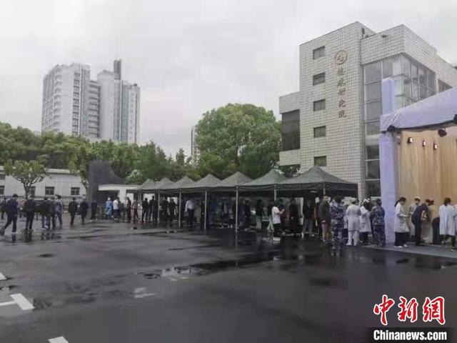 吴孟超|亲友、同事、学生、民众自发到医院追念“中国肝胆外科之父”吴孟超