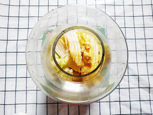 不管腌什么酸菜，牢记3个窍门，酸菜不烂不发霉，越放越好吃