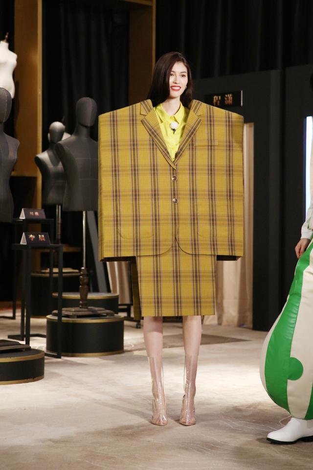 冷无情|真只有何穗能抗住，纸板格纹西装配“瀑布双马尾”，观众都看笑了