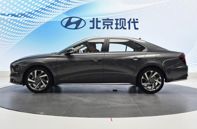 现代造出“宽体轿跑”，1.5T+CVT，名图外观个性，年轻人的菜