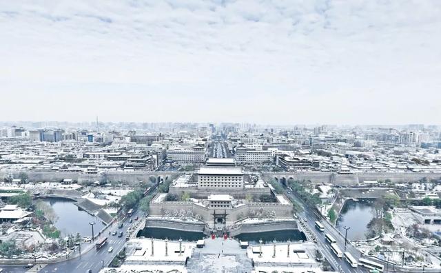 「你的育儿经」书架上的最美中国纪录片《这里是中国》，每一页都震撼人心