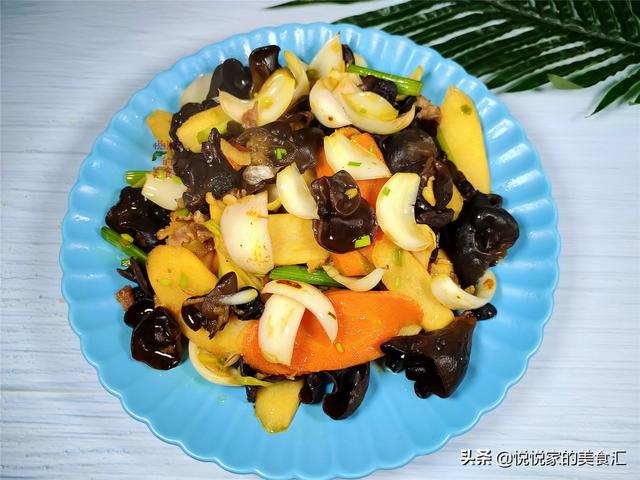 入冬后，学学用木耳炒这菜，脆嫩爽滑，温补不怕冷，多吃不长肉