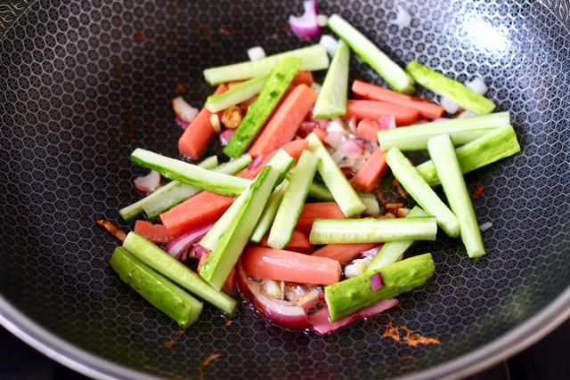 懒人黄瓜意面，简单方便，有菜有饭，酸酸甜甜超开胃