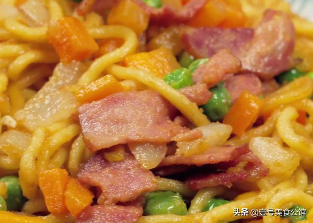 在家来一份培根蛋黄炒面，荤素搭配，好吃营养，解馋又美味的主食