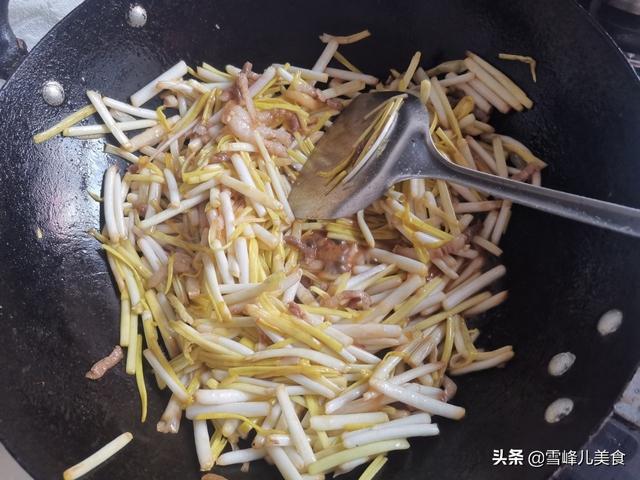 此菜简单炒炒5分钟就搞定，营养好味道鲜，冬天贵点也要常吃
