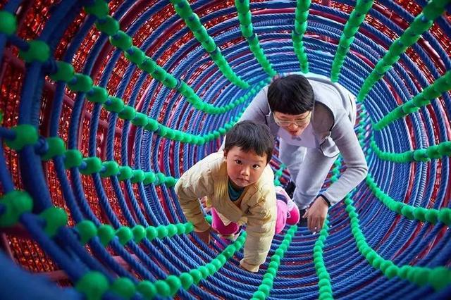 你的育儿经|孩子喜欢攀高爬低，家长该咋办？专家：请给他递凳子，扶梯子