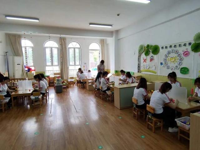 超级宝妈|透明隔离板用餐 错向而睡，幼儿园开学在即 为幼儿筑起一道坚固的“防护墙”