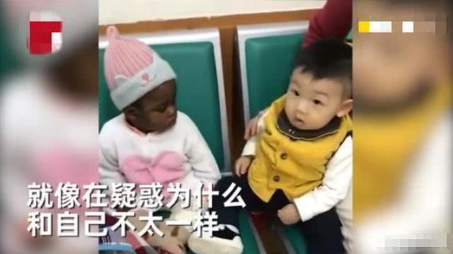「你的育儿经」宝宝打针偶遇“黑人宝宝”，相视一眼懵了，网友：有新表情包了