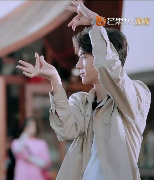 王一博跟杨丽萍老师学跳孔雀舞,秒学秒会|fun娱乐