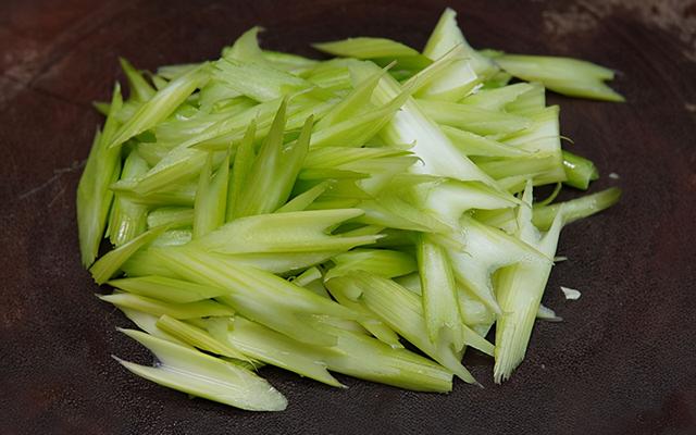 家常菜西芹炒百合，记住1点，芹菜清脆碧绿爽口，百合好吃不发苦