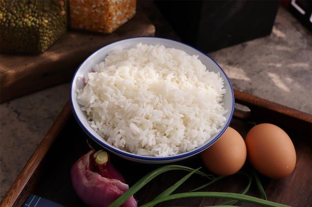 做蛋炒饭，记得“软炒”鸡蛋，每一勺米里都有蛋花，松软颗粒分明