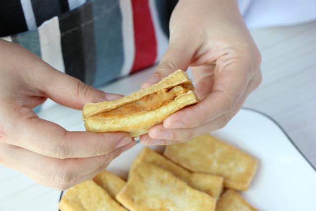 土豆和豆腐除了炖，还能做成土豆酿豆腐，外酥里糯，香辣可口
