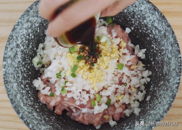 莲藕搭配肉末，用豆皮简单一裹，鲜香味美又解馋，家中孩子特爱吃