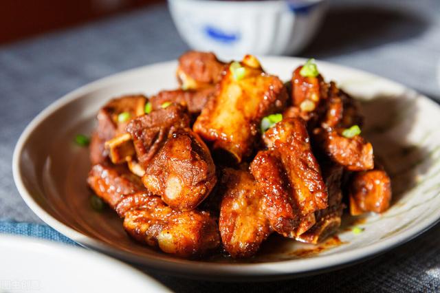 在家自制糖醋排骨，牢记3技巧，排骨香嫩入味，不出门买了