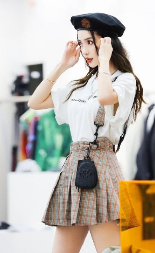 仙女山的月亮|baby为凹造型真拼了，穿衣太短无意曝光妊娠纹，少妇年纪这般模样