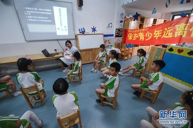 「新华网客户端」“世界无烟日”健康宣传进校园