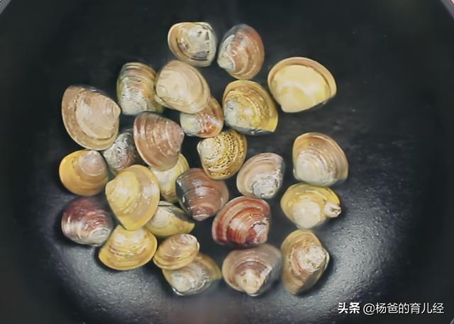 清爽解腻的蛤蜊冬瓜汤，鲜香味美，简单营养，适合孩子的居家美食