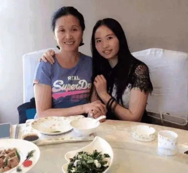 浮生|黄菡陪伴《非诚勿扰》六年，离开时孟非落泪，她现在怎么样了？