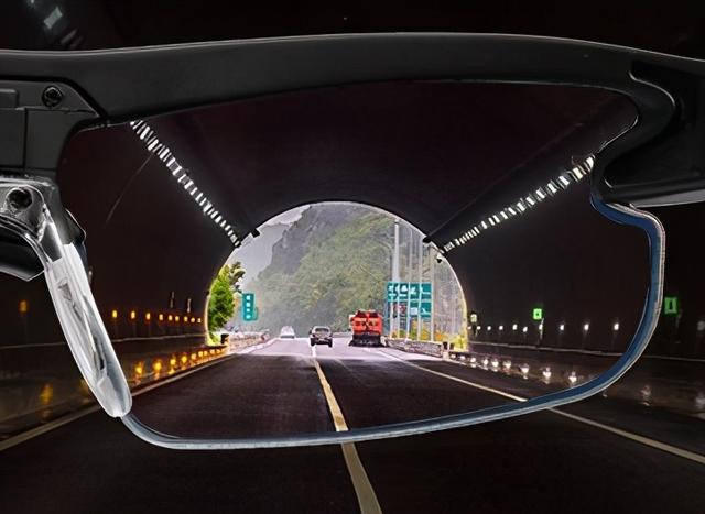 耗时15年研发的“夜视镜”！老司机必备，能瞬间改变光源强度