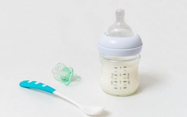 「你的育儿经」孩子每次喝奶总要剩一点，是啥原因？父母不要只从食量上找问题