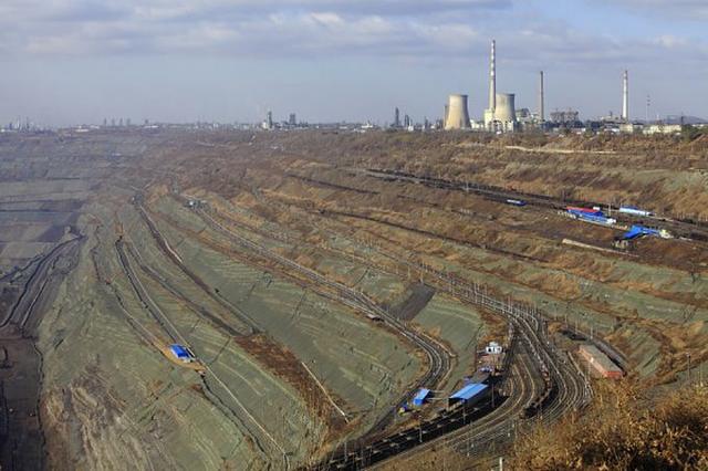 [旅行百事通]广东茂名露天矿：曾是百米深的废弃矿坑，如今变成了“马尔代夫”
